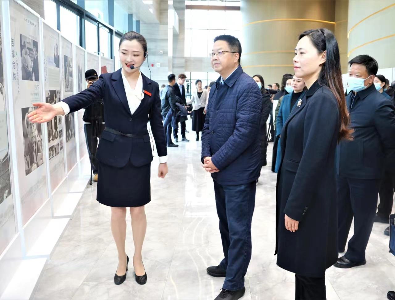 6参观《人民总理周恩来》图片展.jpg